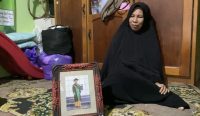 Guru honorer Banjarmasin, Lisna, meninggal saat kabut asap pada 27 September 2026. Ibunya mengenang pesan terakhir tentang putri kecilnya.