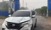 Kabut asap diduga memicu kecelakaan beruntun di Jalan Gubernur Syarkawi, Banjar. Mobil pengantar santri Pondok Pesantren Intan Ilmu menabrak truk, seluruh penumpang selamat.