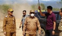 Bupati Kotabaru Muh Rusli meninjau pembangunan jalan Pelabuhan Sebelimbingan–Tarjun. Proses land clearing mencapai 70 persen dari target panjang sekitar 2 kilometer.