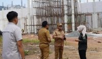Bupati Kotabaru meninjau pembangunan pusat perkantoran Sebelimbingan. Pemkab merencanakan pembangunan 10 kantor tambahan pada 2027.