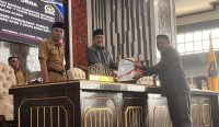 DPRD Kotabaru menyetujui dua Raperda tentang Kawasan Tanpa Asap Rokok dan Pengelolaan BUMD. Pemkab menargetkan aturan segera berlaku.