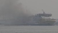 KMP Batumandi terbakar di perairan Merak, Banten. Seluruh penumpang dan ABK berhasil dievakuasi, sementara petugas mendata korban luka.