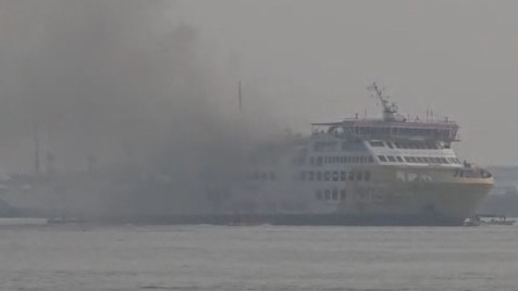 KMP Batumandi terbakar di perairan Merak, Banten. Seluruh penumpang dan ABK berhasil dievakuasi, sementara petugas mendata korban luka.