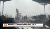 Kebakaran lahan di Jalan Trans Kalimantan, Barito Kuala, merembet ke bengkel alat berat. Api membakar tumpukan ban bekas dan sejumlah alat berat.