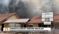 Karhutla di dekat SDN Handil Bakti 2, Barito Kuala, nyaris menyambar ruang kelas. Sejumlah guru menyelamatkan peralatan elektronik saat puluhan armada damkar dikerahkan.