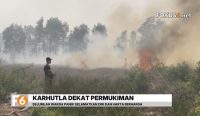 Karhutla mengepung Batola Residence, Barito Kuala, hingga berdampak pada tiga rumah warga. Petugas kesulitan memadamkan api karena sumber air terbatas.