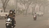 Kabut asap karhutla menyelimuti Tabalong sejak pagi. ISPU dilaporkan menembus angka 1.000, warga terpaksa tetap beraktivitas