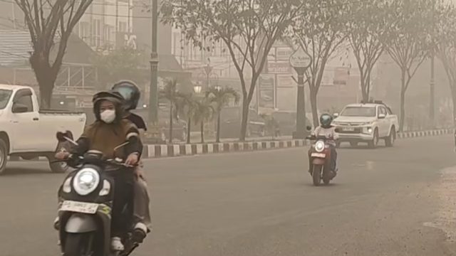 Kabut asap karhutla menyelimuti Tabalong sejak pagi. ISPU dilaporkan menembus angka 1.000, warga terpaksa tetap beraktivitas