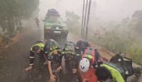 Hujan deras mengguyur Kabupaten Banjar setelah kemarau panjang dan karhutla berbulan-bulan. Petugas damkar bersujud syukur, warga berharap kabut asap mereda.