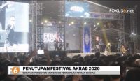 Firman Siagian memeriahkan malam penutupan Festival AKRAB 2026 di Siring Laut Kotabaru. Festival ini juga mempromosikan potensi ekonomi kreatif pesisir.