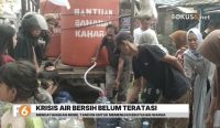 Warga Teluk Tiram, Banjarmasin Barat, masih alami krisis air bersih. Bantuan melalui mobil tandon membantu memenuhi kebutuhan sehari-hari.