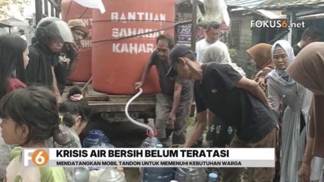 Warga Teluk Tiram, Banjarmasin Barat, masih alami krisis air bersih. Bantuan melalui mobil tandon membantu memenuhi kebutuhan sehari-hari.