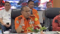 Tim SAR menghentikan sementara penyelaman di bangkai KM Virgo Transport 8. Pencarian 55 korban kini fokus ke permukaan laut dan pesisir Kalimantan.