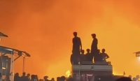 Karhutla kembali membara di Tembikar Kanan, Kabupaten Banjar, Sabtu malam. Relawan berjibaku melokalisir api agar tidak mendekati permukiman warga.