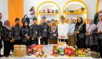 Kopi Herborneo asal Banjarbaru menarik perhatian Wamenko Perekonomian Dradjad Hari Wibowo saat mengunjungi stan Pemko Banjarbaru di TEI 2026.