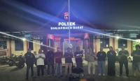 Polisi mengamankan dua orang terkait kasus pembuangan bayi di Banjarmasin Barat. Unit PPA Polresta Banjarmasin kini menangani perkara tersebut.