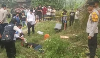 Pria berinisial JU asal Banjang ditemukan tewas di jalan menuju lahan pertanian Desa Telaga Hanyar, HSU. Polisi menyelidiki temuan luka dan pisau di lokasi.