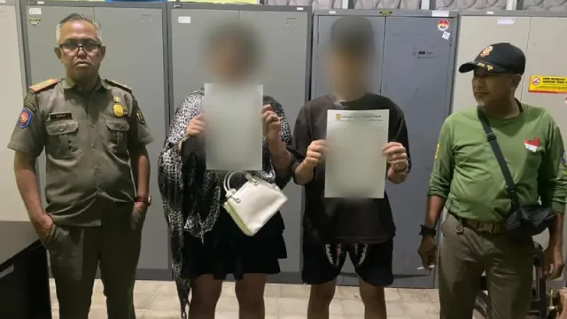Satpol PP menggelar razia di hotel dan rumah kos di Banjarbaru. Petugas menemukan lima remaja dalam satu kamar serta sejumlah orang yang diduga terkait prostitusi.