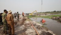 Polda Kalsel menguji surfaktan PYROX untuk pemadaman karhutla lewat udara. KSAD dan Kepala BNPB meninjau langsung penanganan kebakaran di Kalsel.