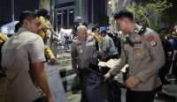 Demo BEM dan Aliansi Masyarakat Melawan di DPRD Kalsel berakhir kondusif. Polisi dan mahasiswa kemudian membersihkan sampah bersama.