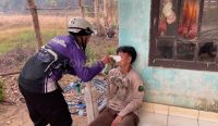 Karhutla kepung wilayah Puntik Luar, Barito Kuala. Seorang relawan mengalami sesak napas saat pemadaman.