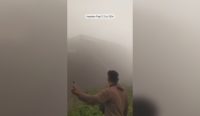 Kabut asap pekat diduga mengganggu jarak pandang di perairan. Tongkang bermuatan batu bara menabrak kelotok warga di Sungai Barito, Batola.